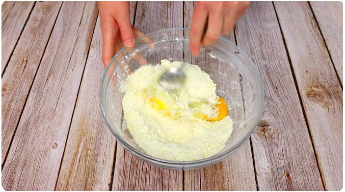 Шарлотка из песочного теста с яблоками