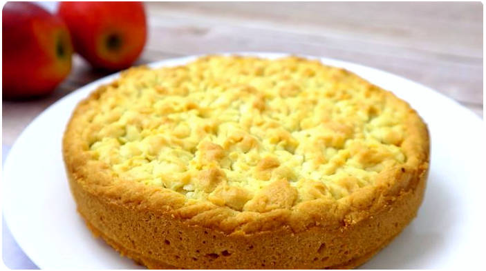 Шарлотка из песочного теста с яблоками