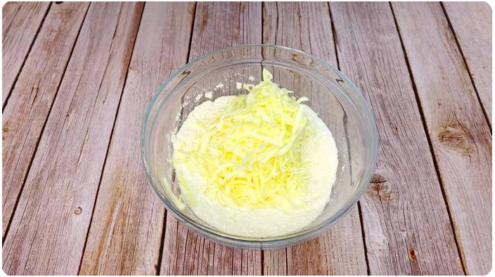 Шарлотка из песочного теста с яблоками