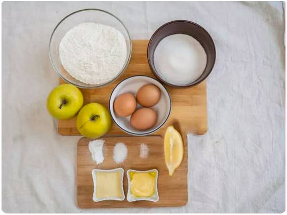 Классическая шарлотка с яблоками и содой в духовке