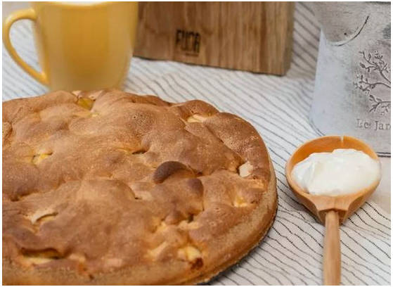 Классическая шарлотка с яблоками и содой в духовке