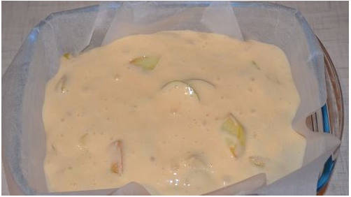 Шарлотка с яблоками в стеклянной форме в духовке