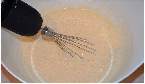 Шарлотка с яблоками в стеклянной форме в духовке