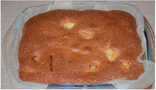 Шарлотка с яблоками в стеклянной форме в духовке