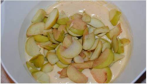 Шарлотка с яблоками в стеклянной форме в духовке