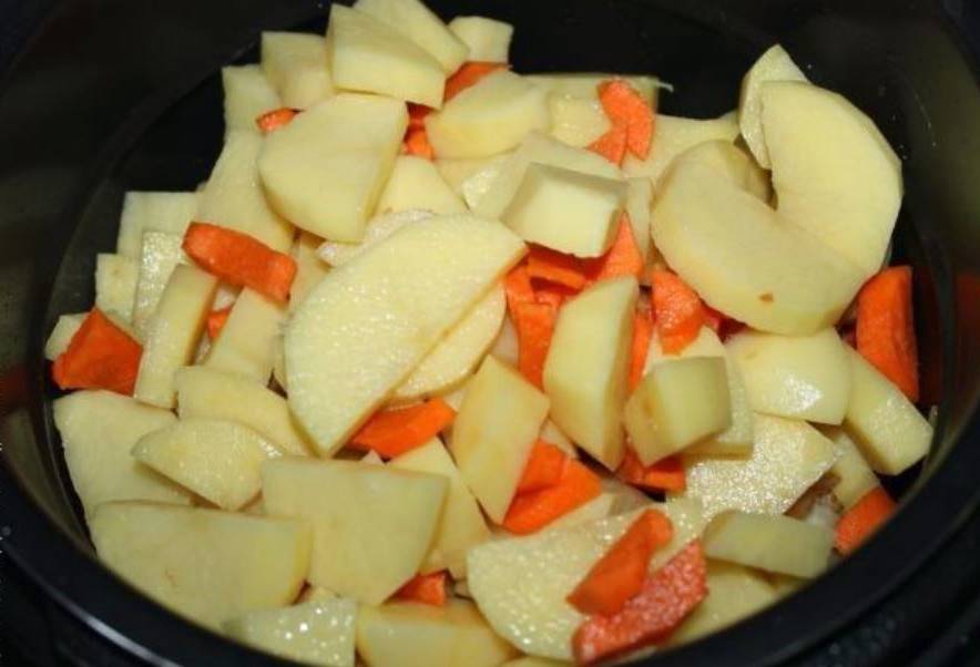 Тушеная курица с картошкой в мультиварке Редмонд