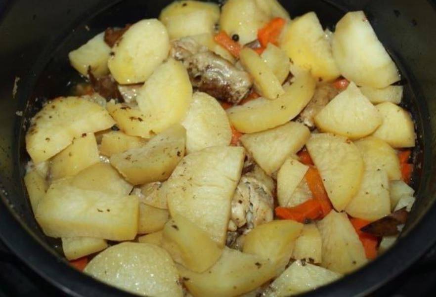 Тушеная курица с картошкой в мультиварке Редмонд