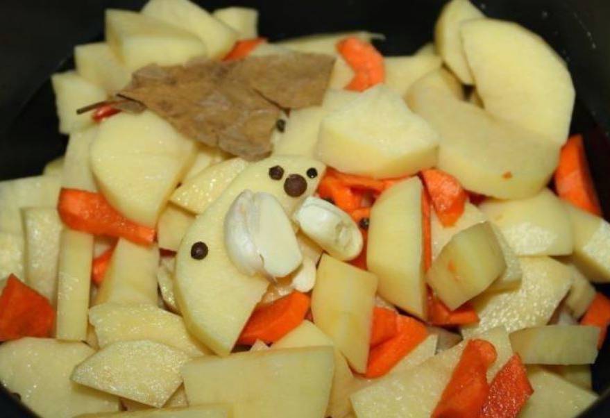 Тушеная курица с картошкой в мультиварке Редмонд