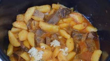 Картошка с мясом в мультиварке Редмонд