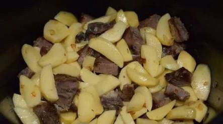Картошка с мясом в мультиварке Редмонд