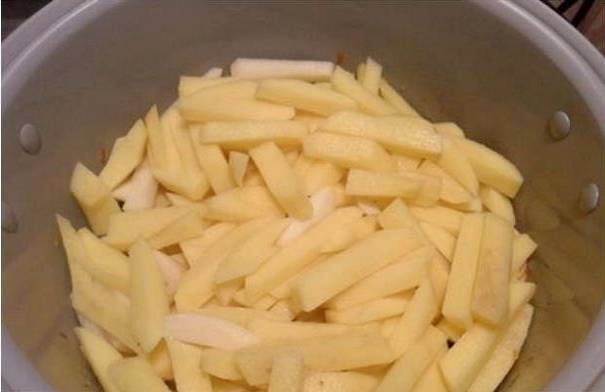 Тушеная картошка с мясом в мультиварке Редмонд