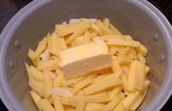 Тушеная картошка с мясом в мультиварке Редмонд