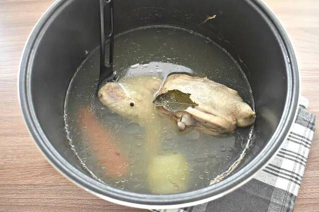 Куриный бульон в мультиварке Редмонд