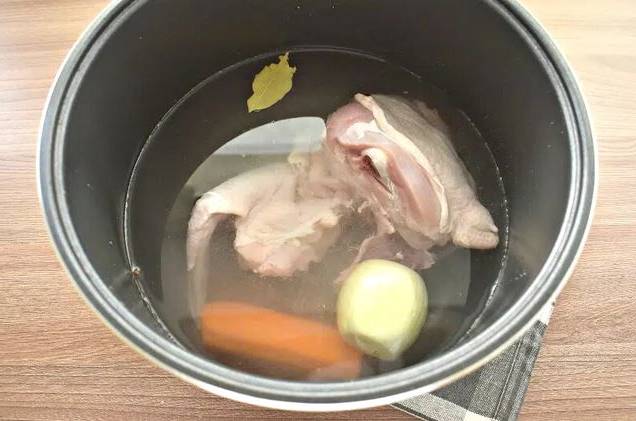 Куриный бульон в мультиварке Редмонд