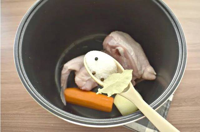 Куриный бульон в мультиварке Редмонд