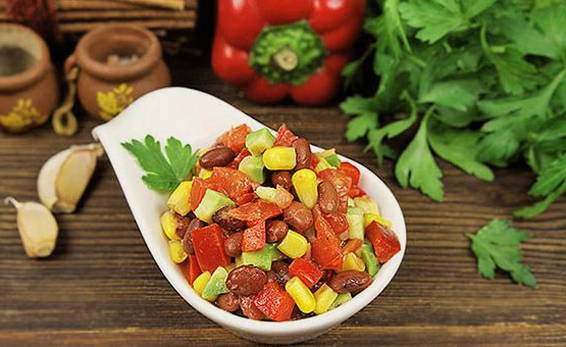Салат «Мексиканский» с фасолью, кукурузой и болгарским перцем