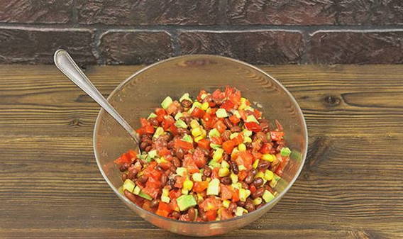 Салат «Мексиканский» с фасолью, кукурузой и болгарским перцем