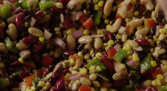 Салат «Мексиканский» с фасолью и кукурузой
