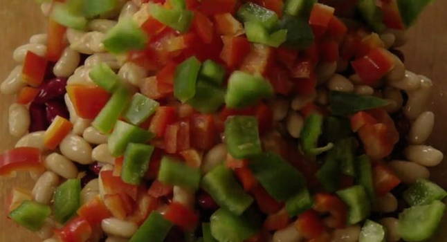 Салат «Мексиканский» с фасолью и кукурузой