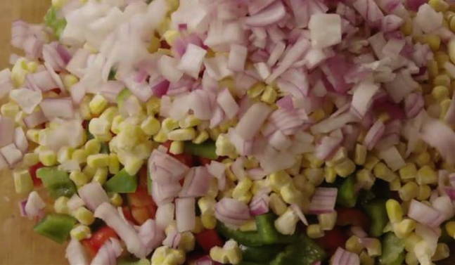 Салат «Мексиканский» с фасолью и кукурузой