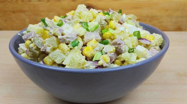 Мясной салат с кукурузой
