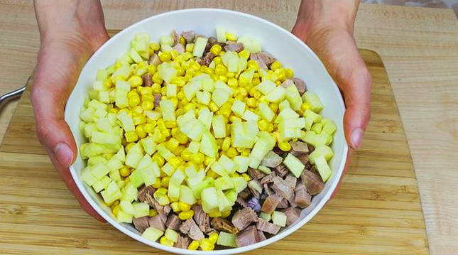 Мясной салат с кукурузой