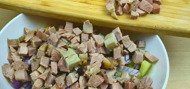 Мясной салат с кукурузой