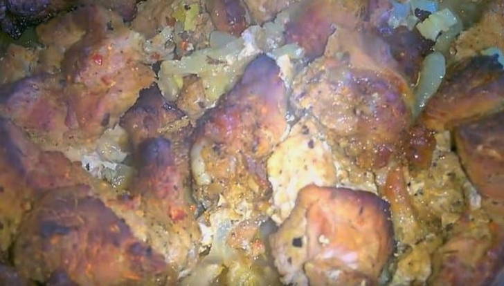Шашлык на луковой подушке в рукаве в духовке