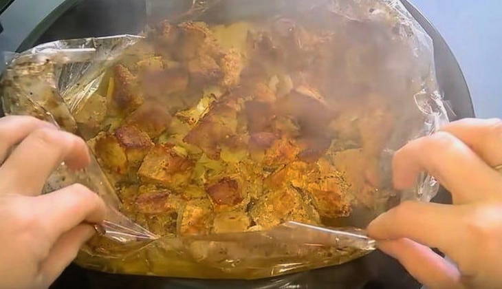 Шашлык на луковой подушке в рукаве в духовке