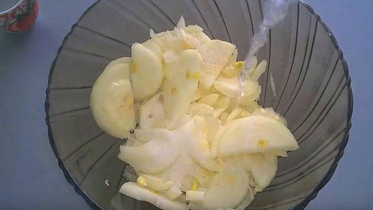 Шашлык на луковой подушке в рукаве в духовке