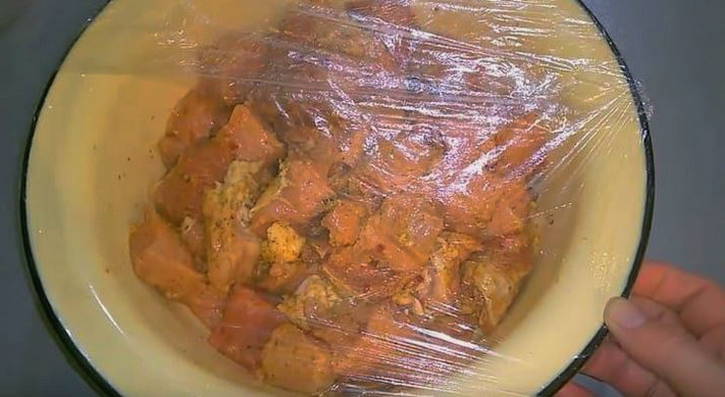 Шашлык на луковой подушке в рукаве в духовке