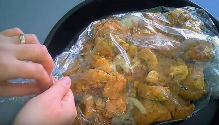 Шашлык на луковой подушке в рукаве в духовке