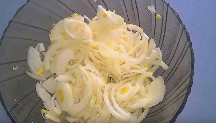 Шашлык на луковой подушке в рукаве в духовке