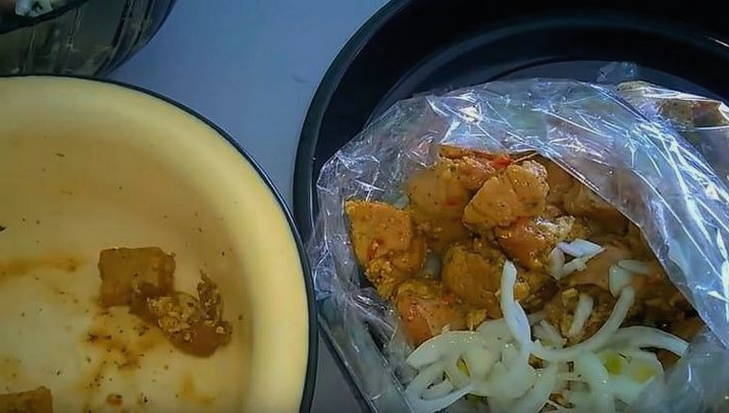 Шашлык на луковой подушке в рукаве в духовке