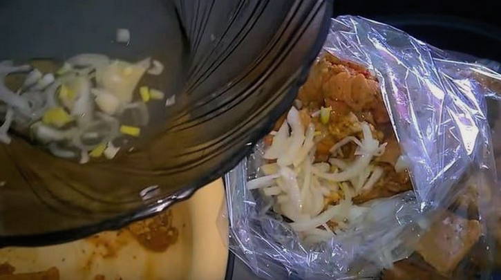 Шашлык на луковой подушке в рукаве в духовке