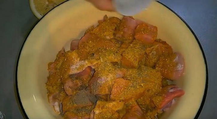 Шашлык на луковой подушке в рукаве в духовке