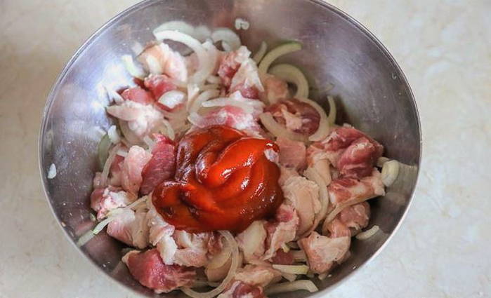 Картошка с мясом в рукаве в духовке