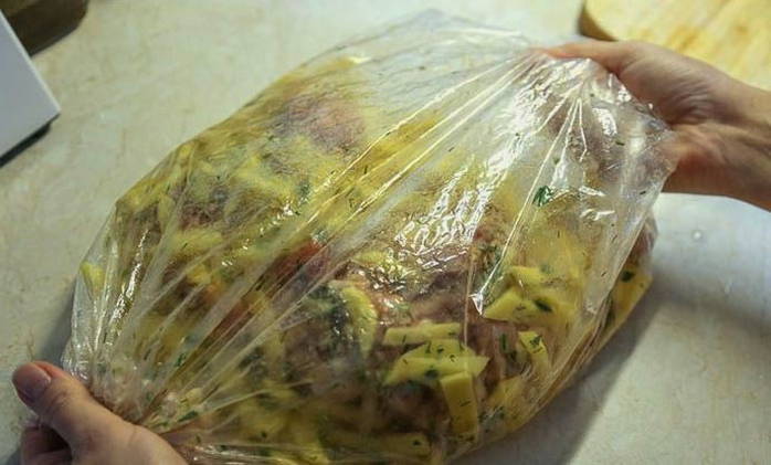 Картошка с мясом в рукаве в духовке