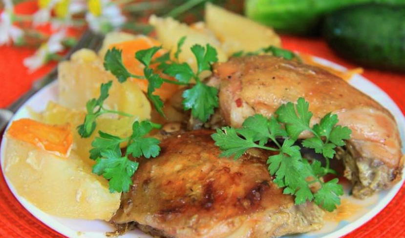 Куриные бедра с картошкой в духовке в рукаве