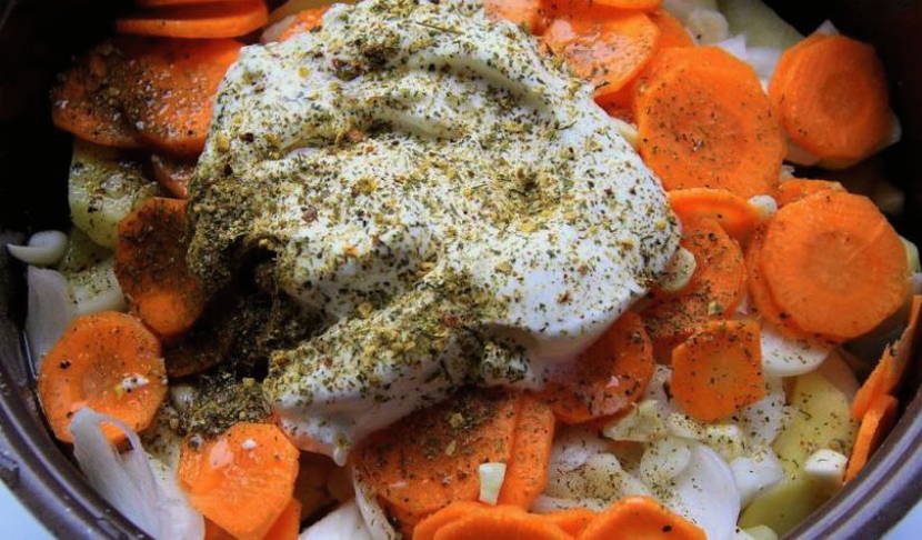 Куриные бедра с картошкой в духовке в рукаве