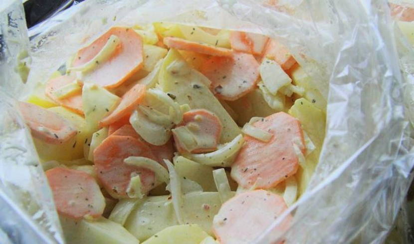 Куриные бедра с картошкой в духовке в рукаве