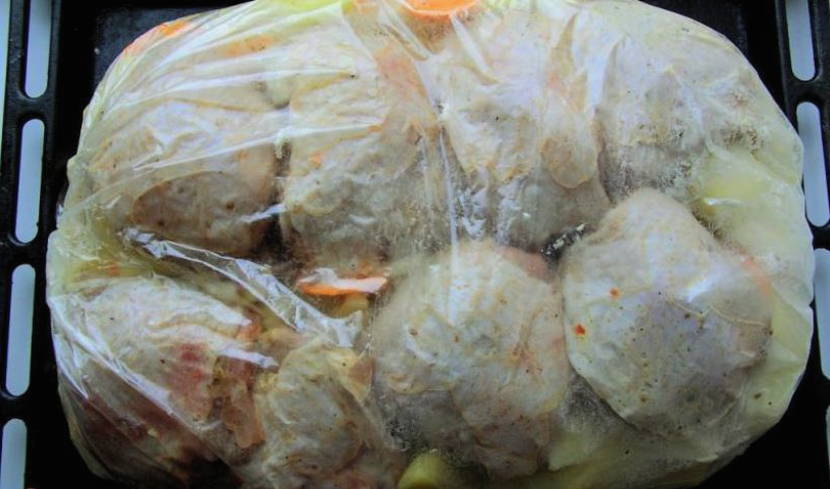 Куриные бедра с картошкой в духовке в рукаве