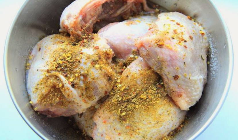 Куриные бедра с картошкой в духовке в рукаве