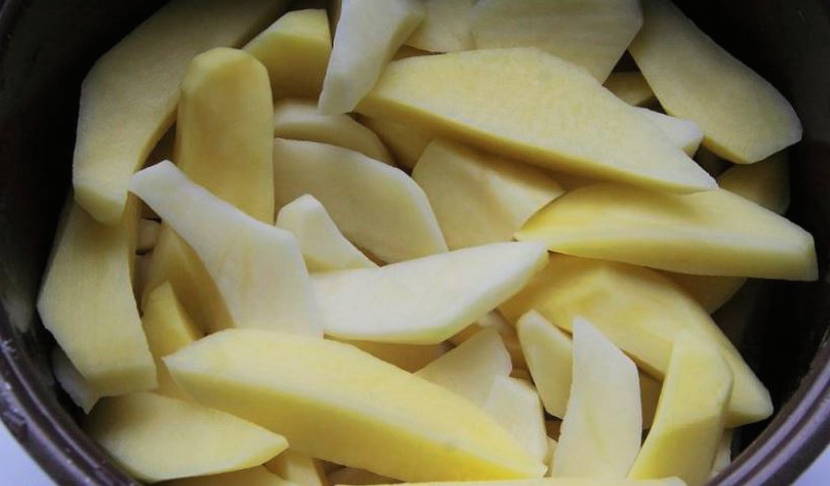Куриные бедра с картошкой в духовке в рукаве