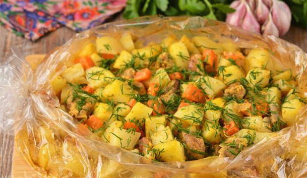 Картошка с мясом в рукаве для запекания в духовке