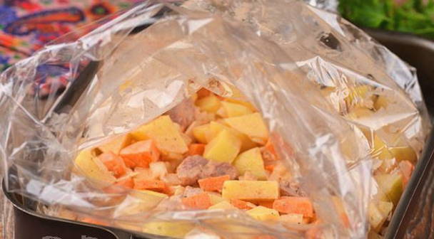 Картошка с мясом в рукаве для запекания в духовке