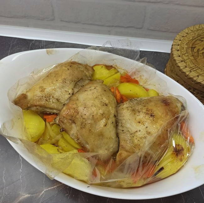 Бедра с картошкой в рукаве в духовке