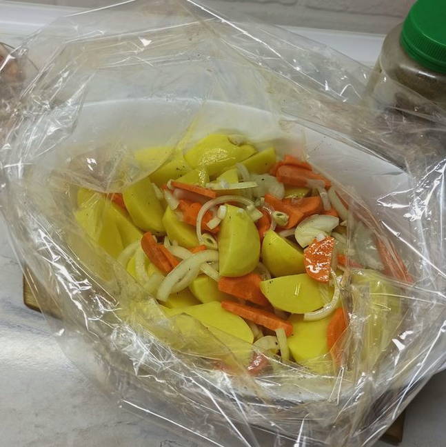 Бедра с картошкой в рукаве в духовке