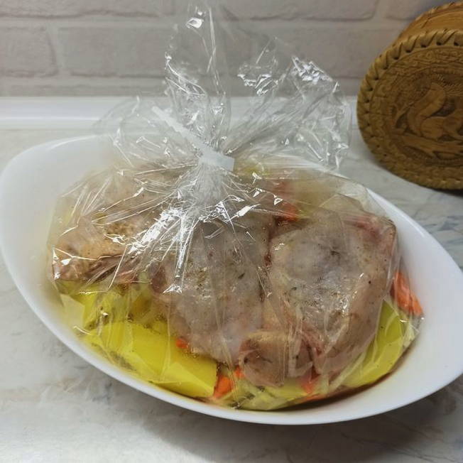 Бедра с картошкой в рукаве в духовке