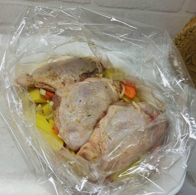 Бедра с картошкой в рукаве в духовке